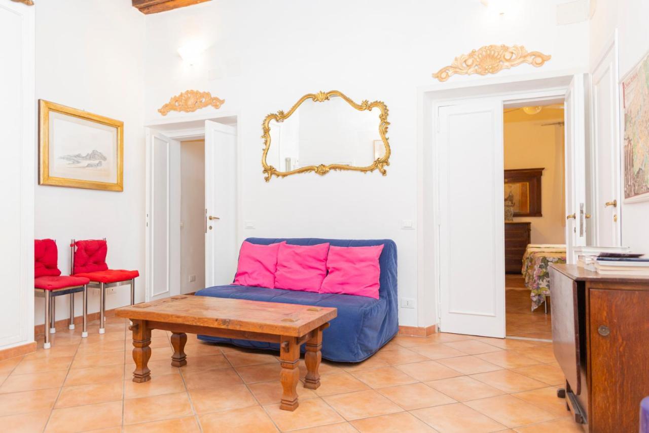 Apartment Piazza Farnese Rome
